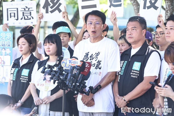 ▲民眾黨主席黃國昌出席核三延役投同意車掃。（圖／記者林敬旻攝）