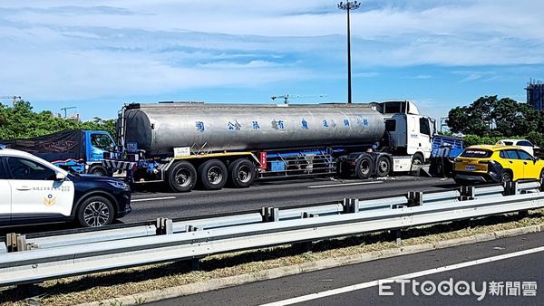 ▲國道1號永康路段上午發生槽車與小貨車車禍，幸未釀傷亡。（記者林東良翻攝）