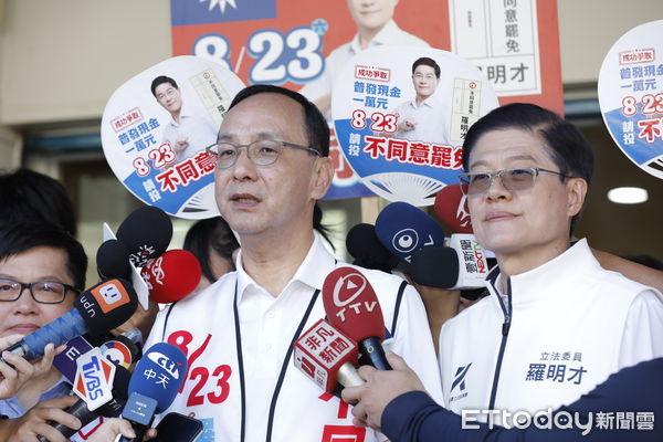 ▲▼8/23大罷免投票在即，國民黨主席朱立倫21日陪同新店立委羅明才在新店地區進行「反惡罷戰獨裁」車隊大掃街。（圖／記者湯興漢攝）