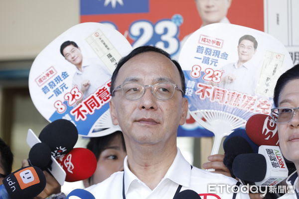 ▲▼8/23大罷免投票在即，國民黨主席朱立倫21日陪同新店立委羅明才在新店地區進行「反惡罷戰獨裁」車隊大掃街。（圖／記者湯興漢攝）