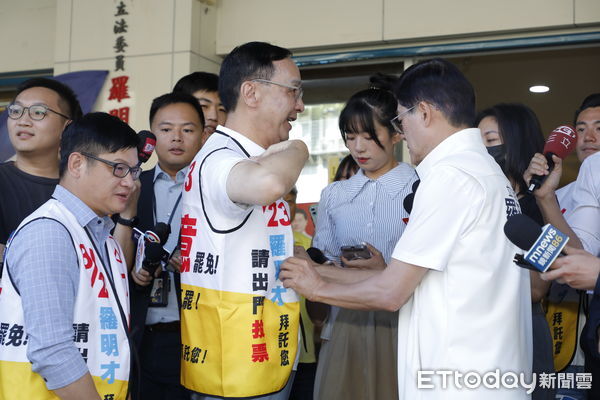 ▲▼8/23大罷免投票在即，國民黨主席朱立倫21日陪同新店立委羅明才在新店地區進行「反惡罷戰獨裁」車隊大掃街。（圖／記者湯興漢攝）