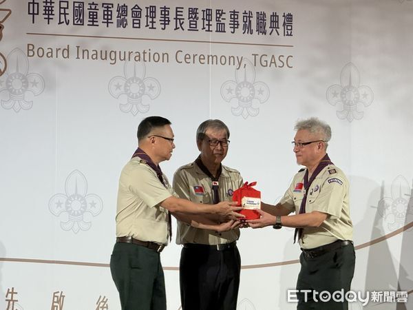 ▲出身台南的高國倫就任中華民國童軍總會理事長，台南市童軍會理監事幹部北上祝賀。（記者林東良翻攝，下同）