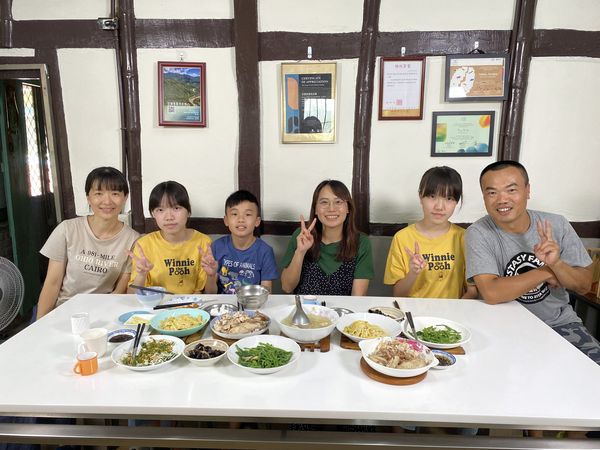 ▲▼孫女（右3）擔任節目神秘嘉賓拜訪福森一家。（圖／公視提供）