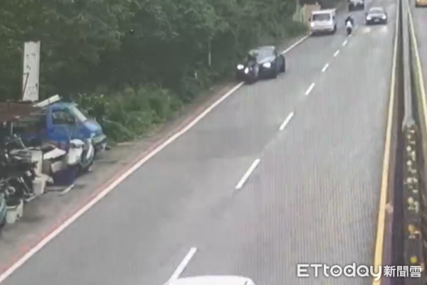 ▲勞斯萊斯從內側車道斜切外車道追撞機車。（圖／記者楊熾興翻攝）