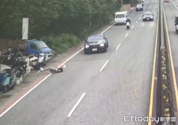 ▲被撞噴飛的機車騎士翻滾6、7圈後才停止。（圖／記者楊熾興翻攝）