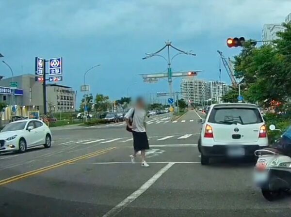 ▲台南九份子大道發生違停糾紛，男子持球棒恐嚇行人，影片在網路瘋傳。（圖／翻攝自社會事新聞影音）