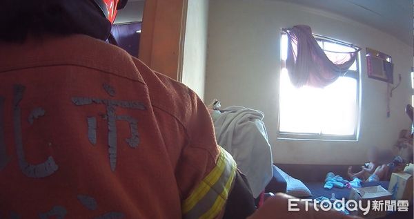 ▲吳女在房內補眠，2名兒女卻爬上鐵窗嚇壞路人。（圖／記者陸運陞翻攝）
