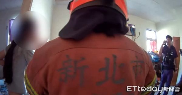 ▲吳女在房內補眠，2名兒女卻爬上鐵窗嚇壞路人。（圖／記者陸運陞翻攝）