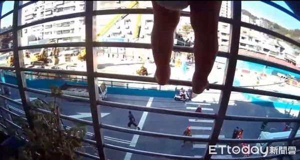 ▲吳女在房內補眠，2名兒女卻爬上鐵窗嚇壞路人。（圖／記者陸運陞翻攝）