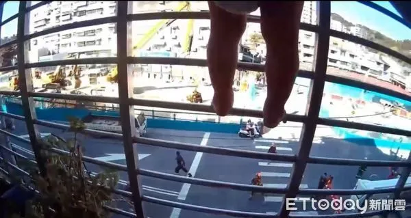 ▲吳女在房內補眠，2名兒女卻爬上鐵窗嚇壞路人。（圖／記者陸運陞翻攝）