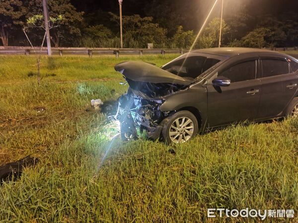 ▲21歲男自撞台62線護欄「車頭撞爛」。（圖／記者郭世賢翻攝）