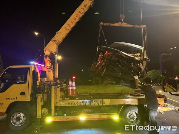 ▲21歲男自撞台62線護欄「車頭撞爛」。（圖／記者郭世賢翻攝）