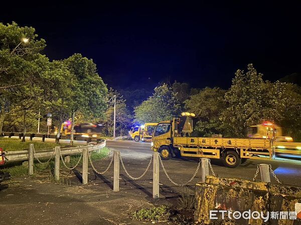 ▲21歲男自撞台62線護欄「車頭撞爛」。（圖／記者郭世賢翻攝）