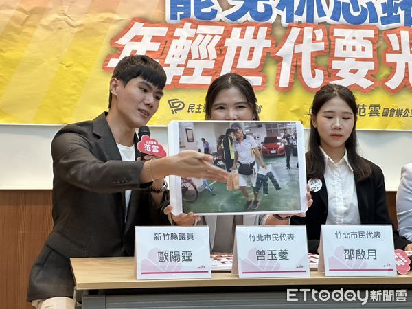 ▲▼新竹縣議員歐陽霆爆料，國民黨立委林思銘過去辦地方說明會時，都是每人發3分之1條吐司，最近有民眾拿到3串衛生紙、2條吐司，這樣的加碼證明林思銘在地方相當緊張。（圖／記者詹詠淇攝）