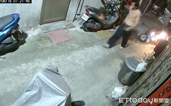 ▲▼被打的機車婦人說，胡亂打人的男子沒被收押，老人家都很擔憂。（圖／民眾提供，下同）