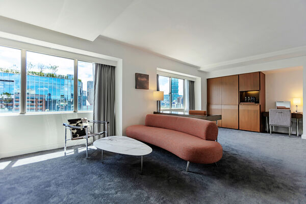 ▲國聯大飯店則推出「女神接女神」住房專案，國聯套房。（圖／業者提供）