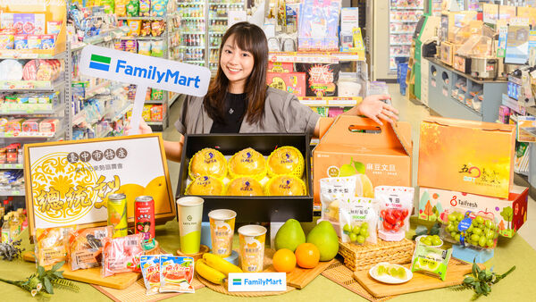 ▲▼全家推出水果系新品，還有多款香蕉牛奶飲料。（圖／業者提供）