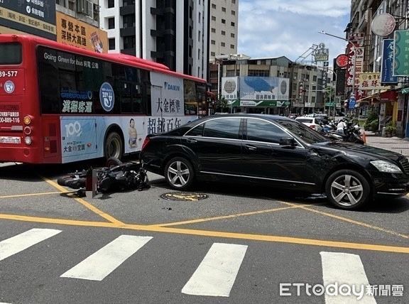 ▲▼高雄「碰」巨響！機車高速撞賓士　騎士噴飛重摔倒地。（圖／記者賴文萱翻攝）