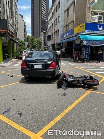 ▲▼高雄「碰」巨響！機車高速撞賓士　騎士噴飛重摔倒地。（圖／記者賴文萱翻攝）