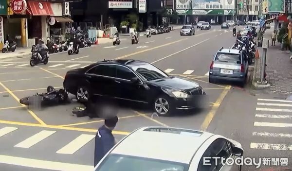 ▲▼高雄「碰」巨響！機車高速撞賓士　騎士噴飛重摔倒地。（圖／記者賴文萱翻攝）
