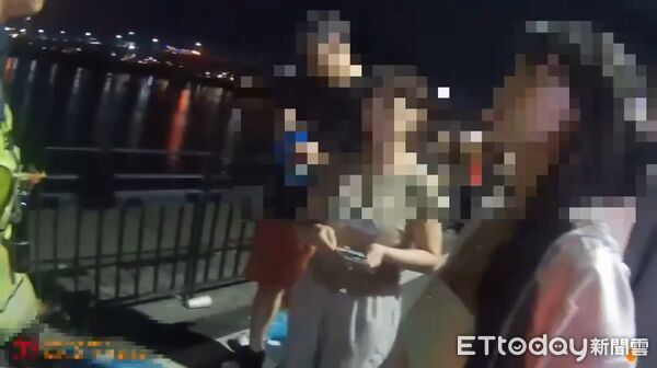 ▲▼警方到場後，雙方仍不斷爭執，動手的三人都依法偵辦。（圖／記者陳以昇翻攝）