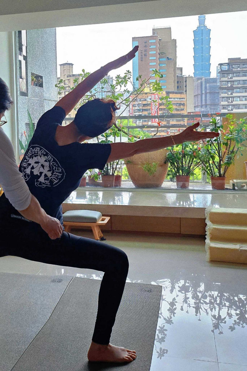 「台灣最美歐巴桑」陳美鳳69歲還是腿精！每天做「一動作」逆轉大象腿&rarr;少女腿！