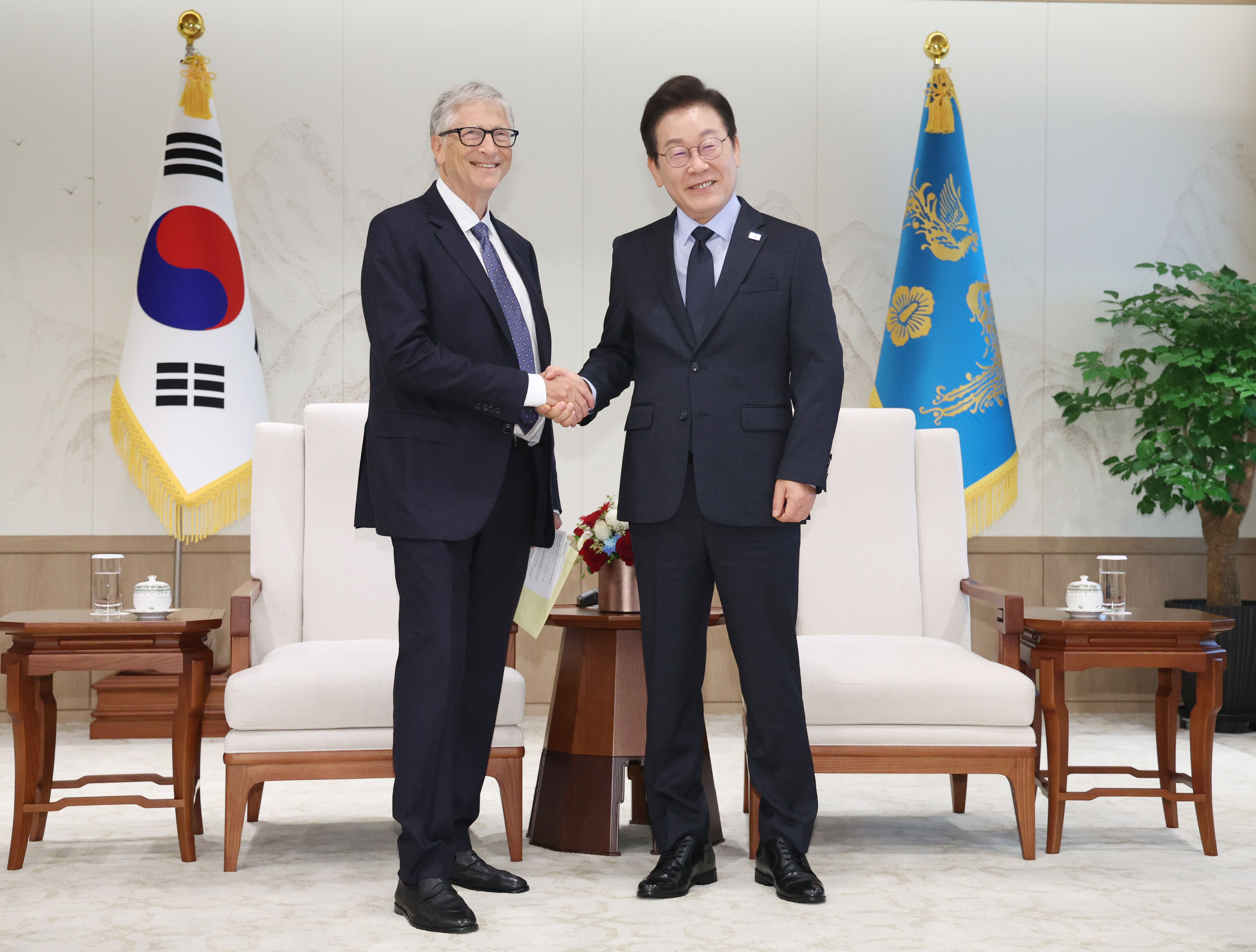 ▲▼南韓總統李在明21日在總統辦公室接見訪韓中的比爾蓋茲。（圖／達志影像）