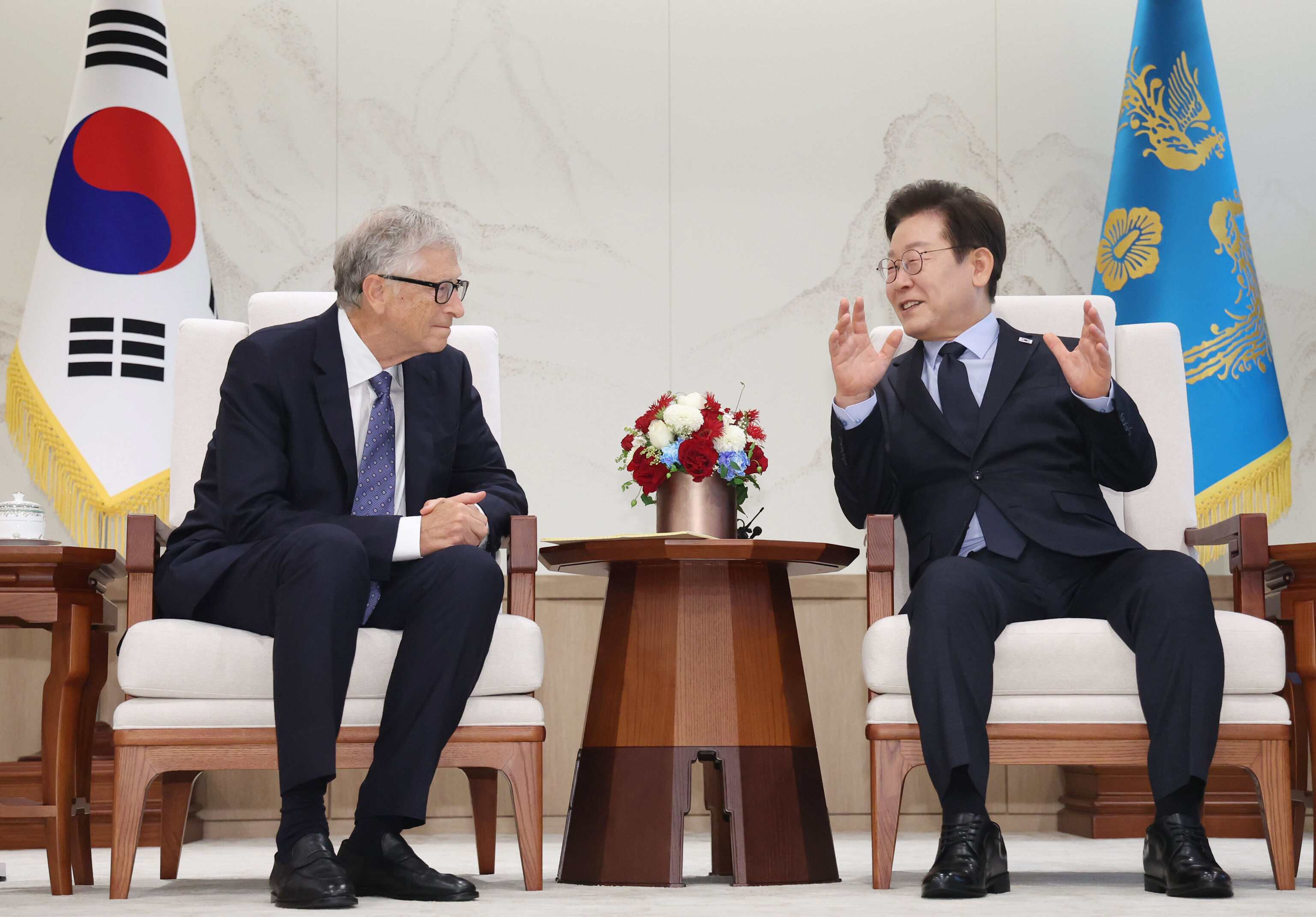 ▲▼南韓總統李在明21日在總統辦公室接見訪韓中的比爾蓋茲。（圖／達志影像）