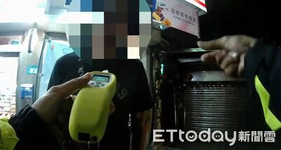 醉男騎車買酒「一路搖晃」警員面前踩罐還拒測 下場超慘