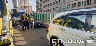 快訊/台64線5車連撞畫面曝!大重機慘遭夾擊...騎士重傷搶命中