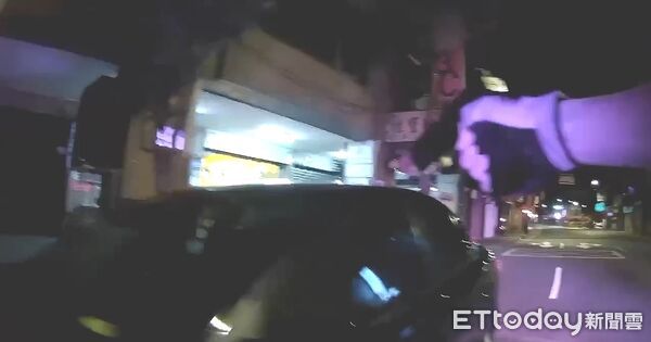 ▲張男載著遭通緝的蔡男及曾男，逃避警方查緝，警員拔槍攔下搜出喪屍煙彈。（圖／記者陸運陞翻攝）