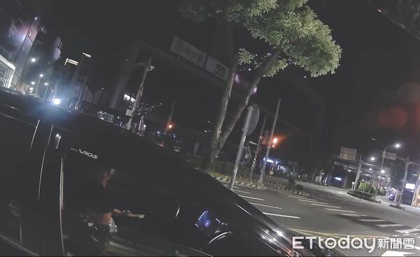 ▲張男載著遭通緝的蔡男及曾男，逃避警方查緝，警員拔槍攔下搜出喪屍煙彈。（圖／記者陸運陞翻攝）