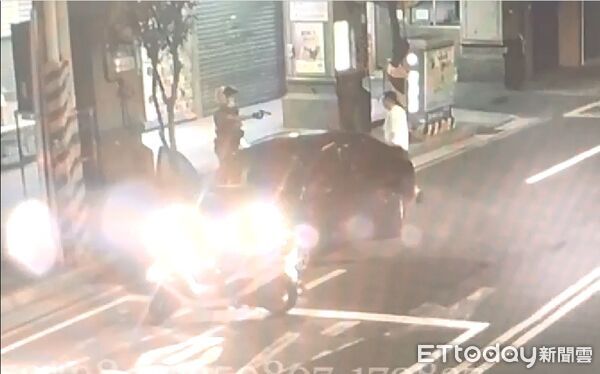 ▲張男載著遭通緝的蔡男及曾男，逃避警方查緝，警員拔槍攔下搜出喪屍煙彈。（圖／記者陸運陞翻攝）