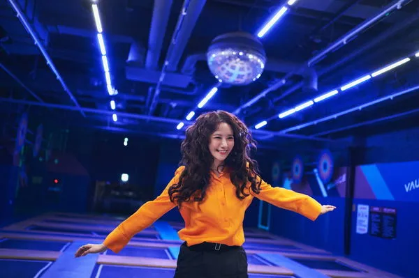 ▲▼潤娥真實體重太驚人　安普賢背起來驚「以為是羽毛」：比重訓還輕。（圖／車庫娛樂提供）