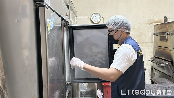 ▲▼衛生局到店家稽查。（圖／記者許宥孺翻攝）