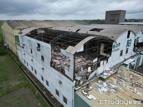 ▲立委陳亭妃指出，中央雖對家戶及畜牧業災後石綿瓦有資源整合與協助，但中小企業廠房缺乏清運政策及專案支援。（圖／記者林東良翻攝，下同）