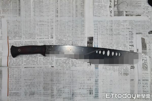 ▲▼蔡男持17公分長的兇刀砍殺女友，刀上血跡斑斑。（圖／記者王兆麟翻攝）