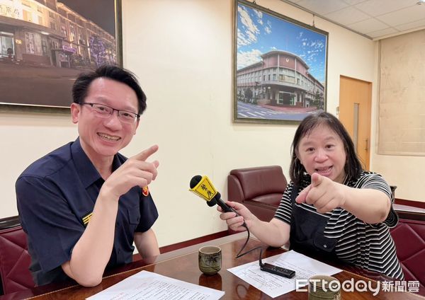 ▲甘炎民局長接受警廣高雄台訪問。（圖／屏東縣政府警察局提供）