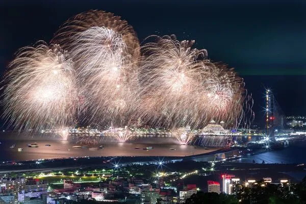 ▲2025淡水漁人碼頭仲夏繽紛樂8月17日煙火秀實景,煙火秀建議觀賞點,煙火秀管制期間(1600-2200)周邊交通圖。（圖／新北市漁業處提供）