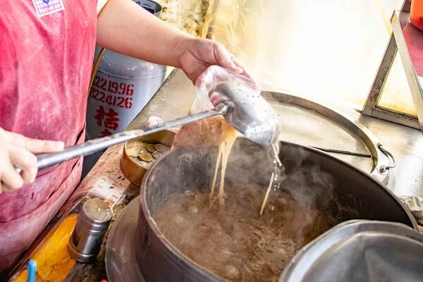 ▲▼國小麵線豆花水煎包。（圖／部落客美熊很愛吃授權提供）