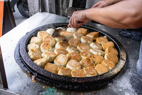 ▲▼國小麵線豆花水煎包。（圖／部落客美熊很愛吃授權提供）