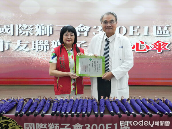 ▲友聯獅子會捐贈「愛心傘」給台南市立醫院，盼雨天就醫的民眾能便利又安心。（圖／記者林東良翻攝，下同）