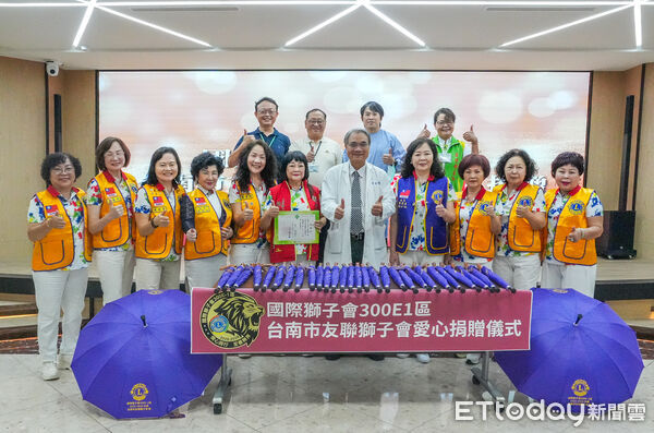 ▲友聯獅子會捐贈「愛心傘」給台南市立醫院，盼雨天就醫的民眾能便利又安心。（圖／記者林東良翻攝，下同）