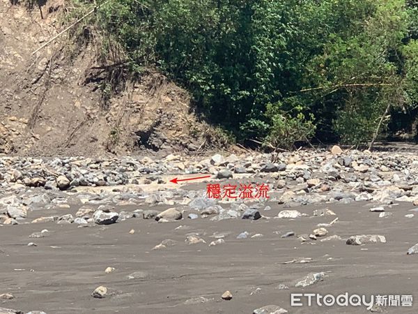 ▲▼高雄甲仙驚現「堰塞湖」下游居民怕爆　機具進場開挖危機解除 。（圖／記者賴文萱翻攝）