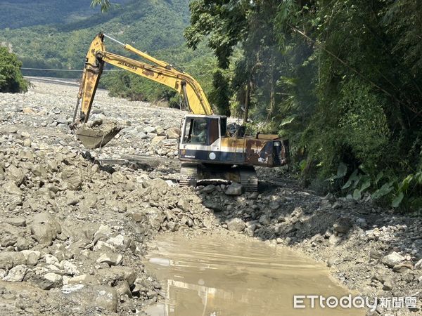 ▲▼高雄甲仙驚現「堰塞湖」下游居民怕爆　機具進場開挖危機解除 。（圖／記者賴文萱翻攝）