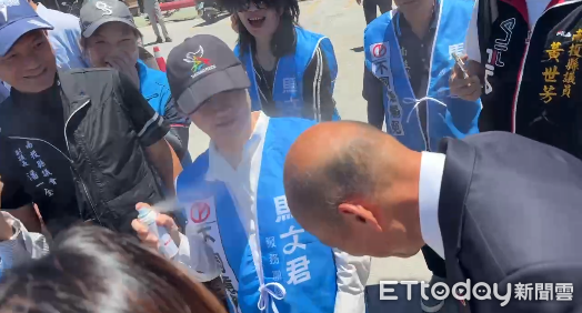 ▲▼盧秀燕幫韓國瑜噴防曬油。（圖／讀者提供）