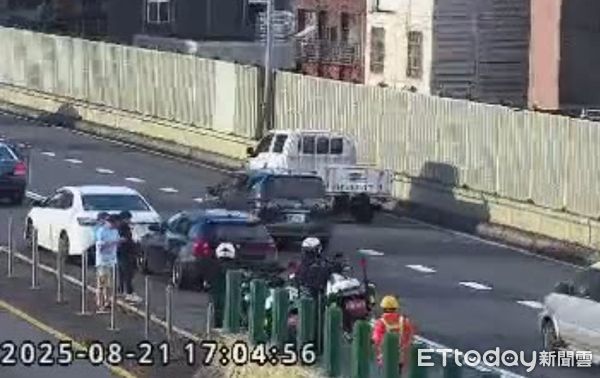 ▲台64線發生大型重機追撞汽車意外，機車騎士命危送醫。（圖／記者陸運陞翻攝）