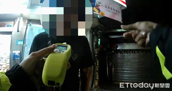 ▲新北醉男騎車搖晃買酒 當警面直接開喝拒測下場曝。（圖／記者郭世賢翻攝）