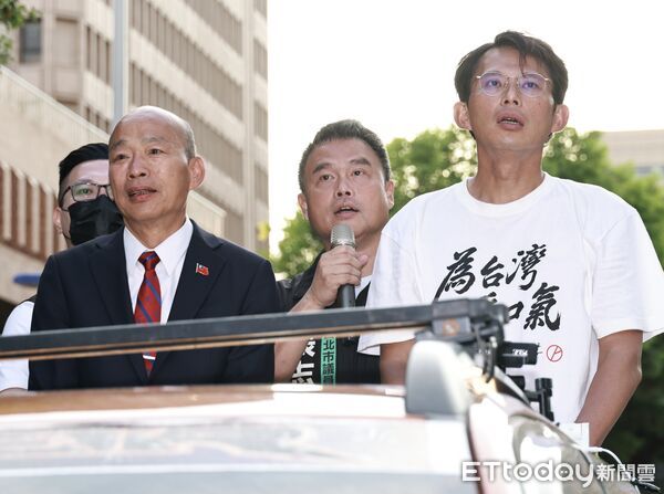 ▲▼ 韓國瑜加入黃國昌車隊掃街 。（圖／記者黃克翔攝）