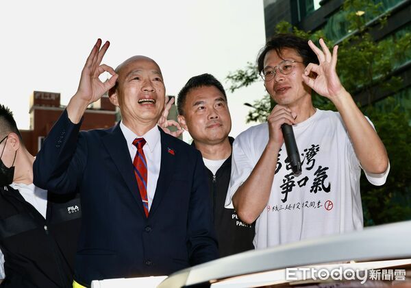 ▲韓國瑜21日傍晚加入黃國昌車隊掃街 。（圖／記者黃克翔攝）